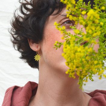 Pendientes ligeros de metacrilato con aro en Oro 24k con el diseño Lutrella Lila Amarillo, de CeciliaPlaza