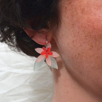Pendientes ligeros de metacrilato con aro en antialérgico con el diseño Azahar Aguamarina-Rosa-Rojo, de CeciliaPlaza