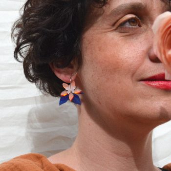 Pendientes ligeros de metacrilato con aro en antialérgico con el diseño Azahar Azul-Naranja-Blanco, de CeciliaPlaza