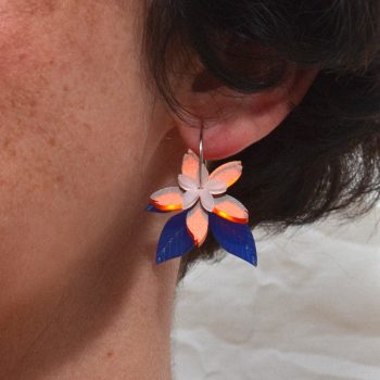 Pendientes ligeros de metacrilato con aro en antialérgico con el diseño Azahar Azul-Naranja-Blanco, de CeciliaPlaza