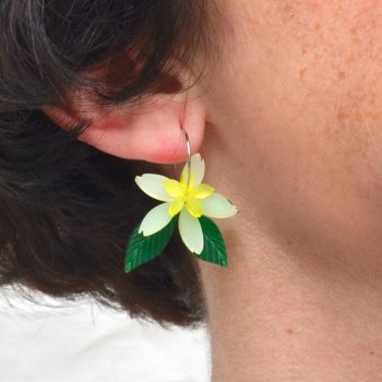 Pendientes ligeros de metacrilato con aro en antialérgico con el diseño Azahar Verde-Citrus-Amarillo, de CeciliaPlaza