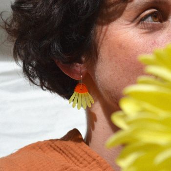 Pendientes ligeros de metacrilato con aro en antialérgico con el diseño Margarita Amarillo Naranja, de CeciliaPlaza