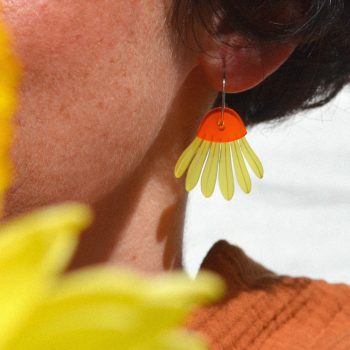 Pendientes ligeros de metacrilato con aro en antialérgico con el diseño Margarita Amarillo Naranja, de CeciliaPlaza
