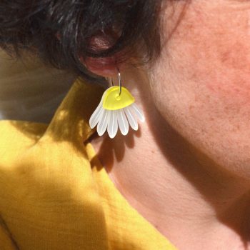 Pendientes ligeros de metacrilato con aro en antialérgico con el diseño Margarita Blanco Amarillo, de CeciliaPlaza
