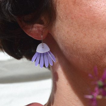 Pendientes ligeros de metacrilato con aro en antialérgico con el diseño Margarita Lila Blanco, de CeciliaPlaza