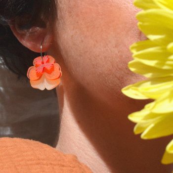 Pendientes ligeros de metacrilato con aro en antialérgico con el diseño Pensamiento Beis-Naranja-Rojo, de CeciliaPlaza