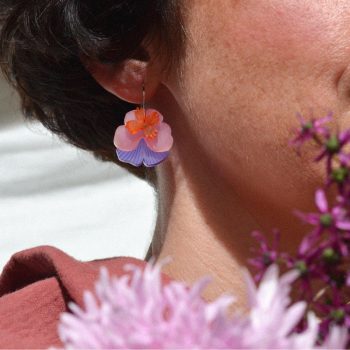 Pendientes ligeros de metacrilato con aro en antialérgico con el diseño Pensamiento Lila-Rosa-Naranja, de CeciliaPlaza