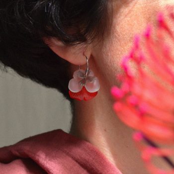 Pendientes ligeros de metacrilato con aro en antialérgico con el diseño Pensamiento Rojo-Aguamarina-Gris, de CeciliaPlaza