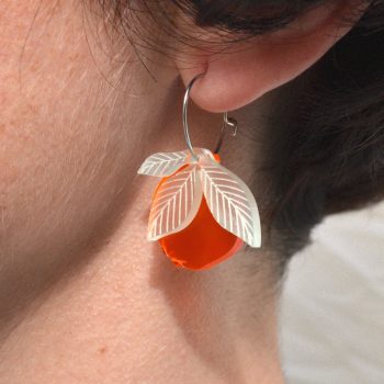Pendientes ligeros de metacrilato con aro en antialérgico con el diseño Granada Naranja Aguamarina, de CeciliaPlaza