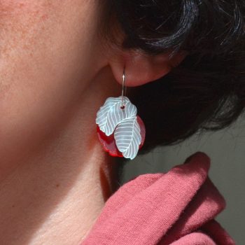 Pendientes ligeros de metacrilato con aro en antialérgico con el diseño Granada Roja Aguamarina, de CeciliaPlaza
