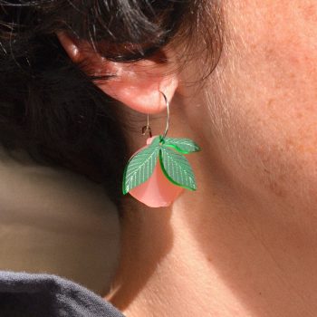 Pendientes ligeros de metacrilato con aro en antialérgico con el diseño Granada Rosa Verde, de CeciliaPlaza