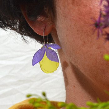 Pendientes ligeros de metacrilato con aro en antialérgico con el diseño Membrillo Amarillo Lila, de CeciliaPlaza