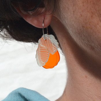 Pendientes ligeros de metacrilato con aro en antialérgico con el diseño Membrillo Naranja Aguamarina, de CeciliaPlaza