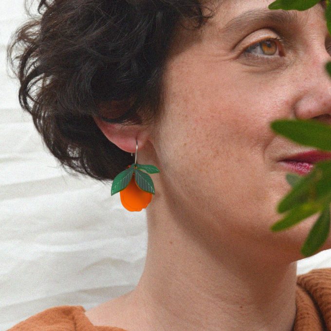 Pendientes ligeros de metacrilato con aro en antialérgico con el diseño Membrillo Naranja Verde, de CeciliaPlaza