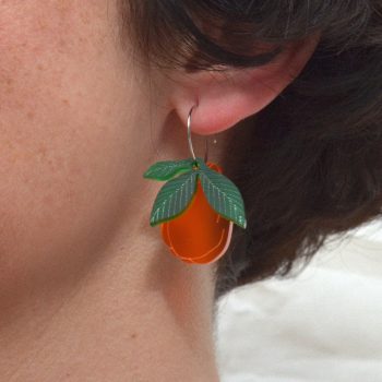 Pendientes ligeros de metacrilato con aro en antialérgico con el diseño Membrillo Naranja Verde, de CeciliaPlaza