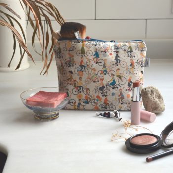 Neceser de algodón con diseño Bicis, ilustrado por Cecilia Plaza