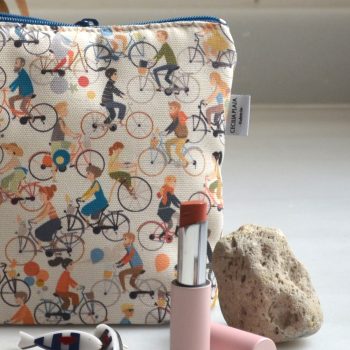 Neceser de algodón con diseño Bicis, ilustrado por Cecilia Plaza