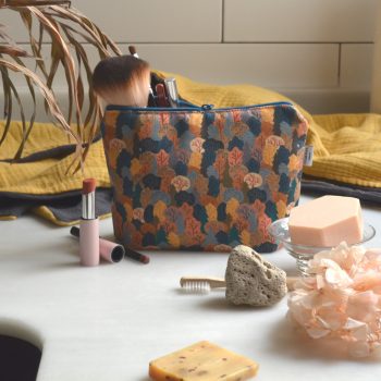 Neceser de algodón con diseño Bosque vasco, ilustrado por Cecilia Plaza