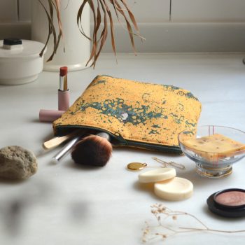 Neceser de algodón con diseño Girasoles, ilustrado por Cecilia Plaza