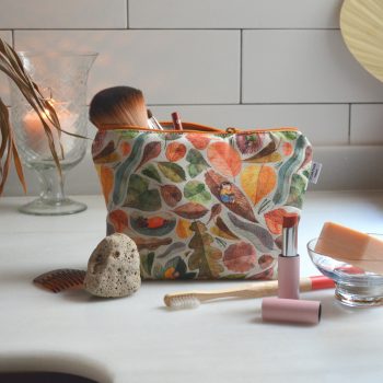 Neceser de algodón con diseño Hojas, ilustrado por Cecilia Plaza