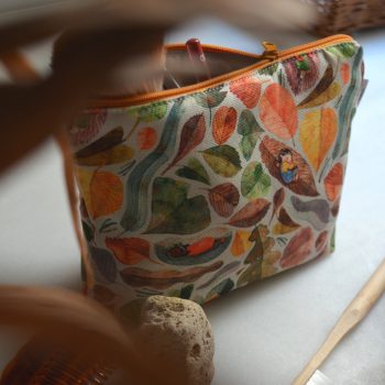 Neceser de algodón con diseño Hojas, ilustrado por Cecilia Plaza