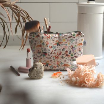 Neceser de algodón con diseño Mágica, ilustrado por Cecilia Plaza