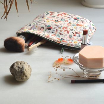 Neceser de algodón con diseño Mágica, ilustrado por Cecilia Plaza