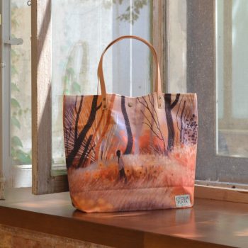 Bolso Shopping de algodón con diseño Campo Rosso, ilustrado por Cecilia Plaza y hecho en España.