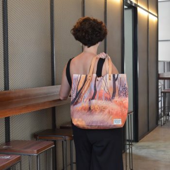 Bolso Shopping de algodón con diseño Campo Rosso, ilustrado por Cecilia Plaza y hecho en España.