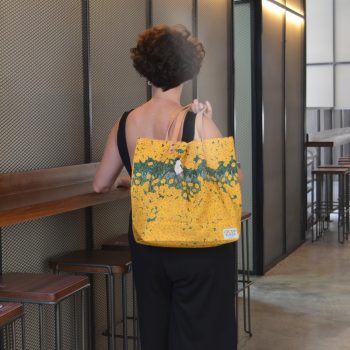 Bolso Shopping de algodón con diseño Girasoles, ilustrado por Cecilia Plaza y hecho en España.