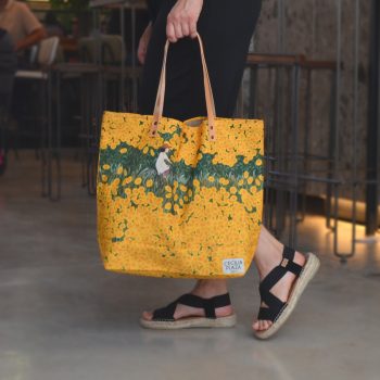 Bolso Shopping de algodón con diseño Girasoles, ilustrado por Cecilia Plaza y hecho en España.
