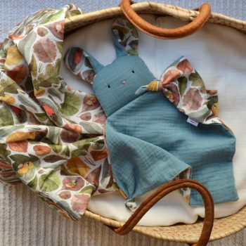 DouDou y muselina Hojas en una cesta