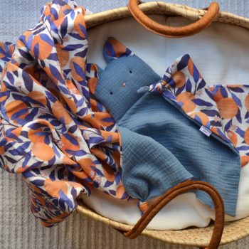 DouDou y muselina Naranjas en una cesta