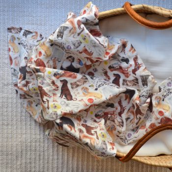 Muselina Perros en una cesta